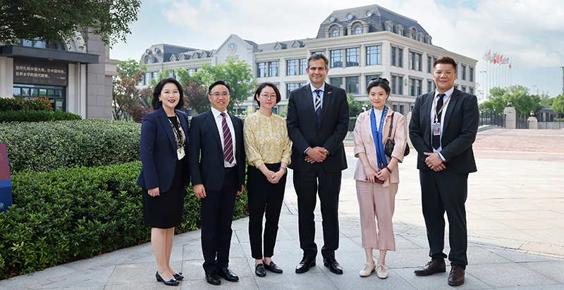 英國(guó)公使銜參贊訪(fǎng)校，共敘中英文化交流