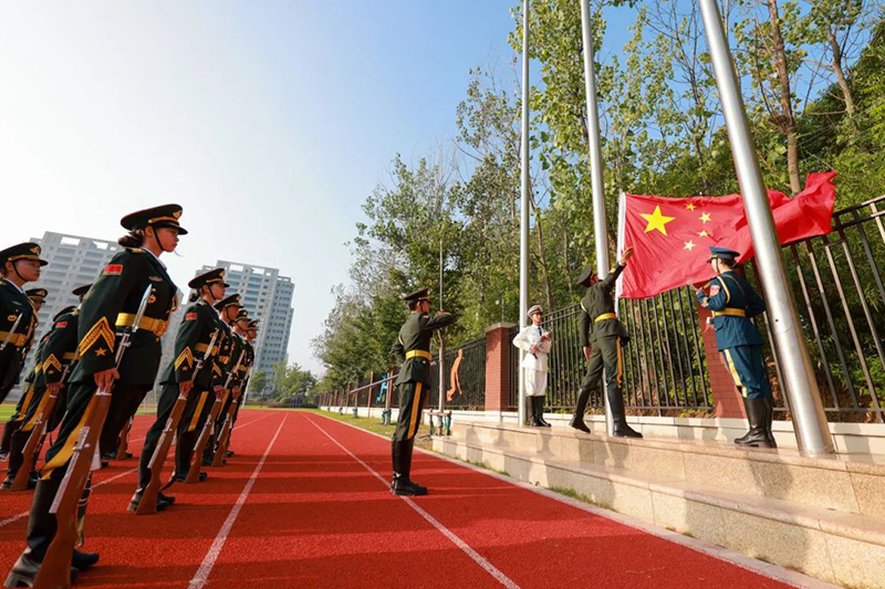 【德育活動】我與國旗合個影，定格最美中國紅——國慶德育實踐活動作業(yè)展